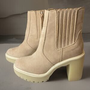 OASIS SOCIETY “Stacy Lu Sole” Chelsea 3.5” Heel Booties Womens 7 Dune Suede